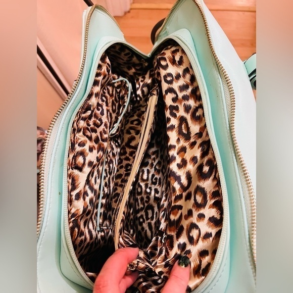 ⚫️ BOGO Carlo G woman’s purse beautiful seafoam green colour - Picture 5 of 5